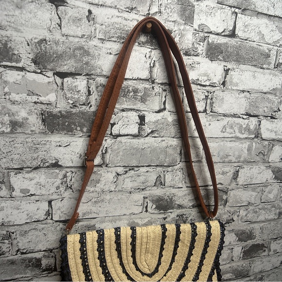 EUC Off Park Collection Costal Cream and Navy Shoulder Purse for Vacation Beach - Picture 3 of 14